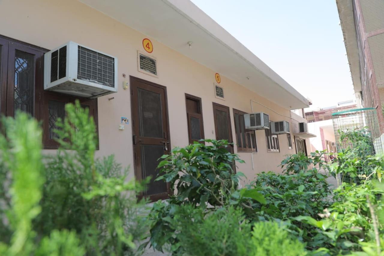 Radha Madhav Ashram Vrindāvan Dış mekan fotoğraf