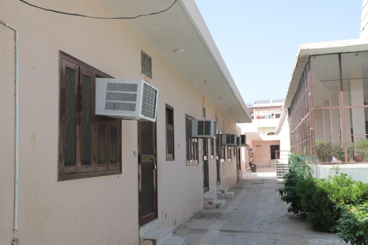 Radha Madhav Ashram Vrindāvan Dış mekan fotoğraf